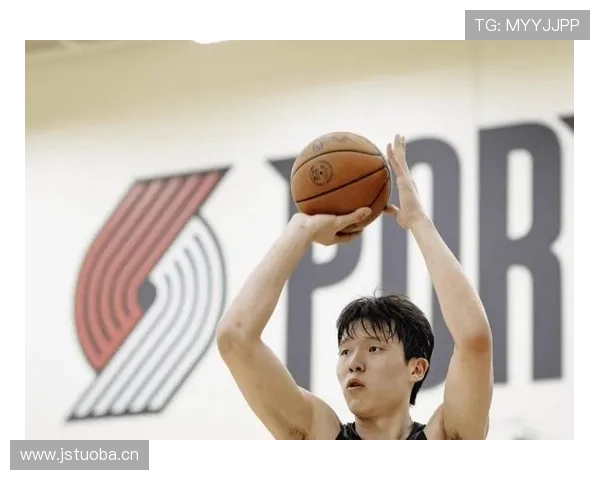 杨瀚森赛场上狂飙三分，家里却连个沙发都没买，真不知道这娃生活咋过的